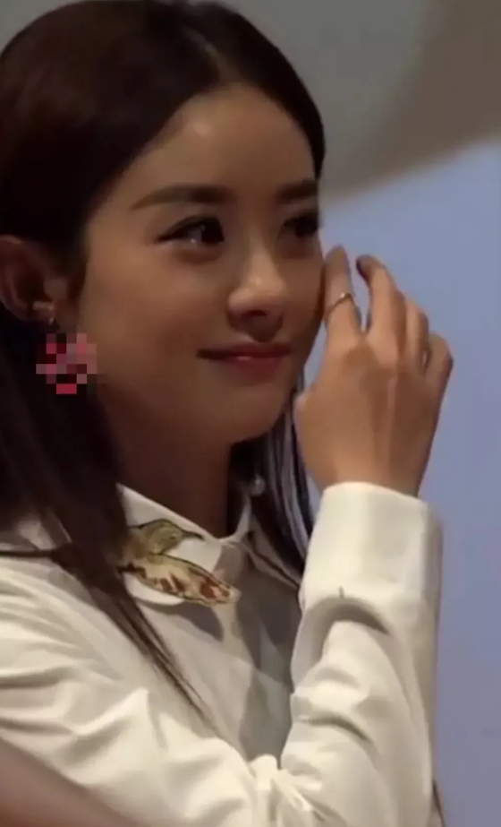 赵丽颖|赵丽颖离婚后参加活动，面对台下热情的粉丝，感动地流下了眼泪