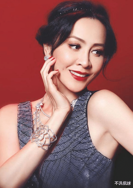 刘嘉玲|刘嘉玲在上海某公园被偶遇，网友说她神经兮兮，穿着打扮很反常