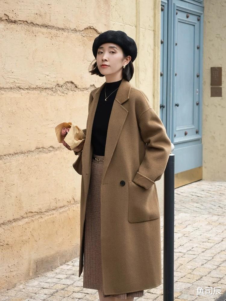 鱼司辰 见过世面的女人秋冬都怎么穿?试试大衣+半身裙,温柔时髦显气质