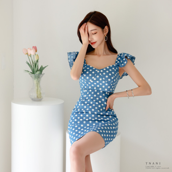 心壹文学|女神孙允珠高清时尚搭配：波点碎钻藏蓝藤蔓宽肩吊带裙