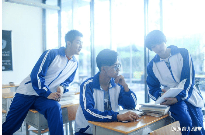 朗朗育儿课堂|学生“手绘校服”走红，风格截然不同，网友直呼：“灵魂”画手