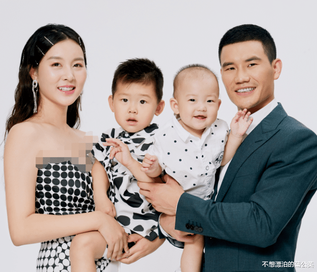 春晚|嘎子谢孟伟秀恩爱,24岁妻子衣着宽松飘“孕味”,有俩儿子还要三胎?