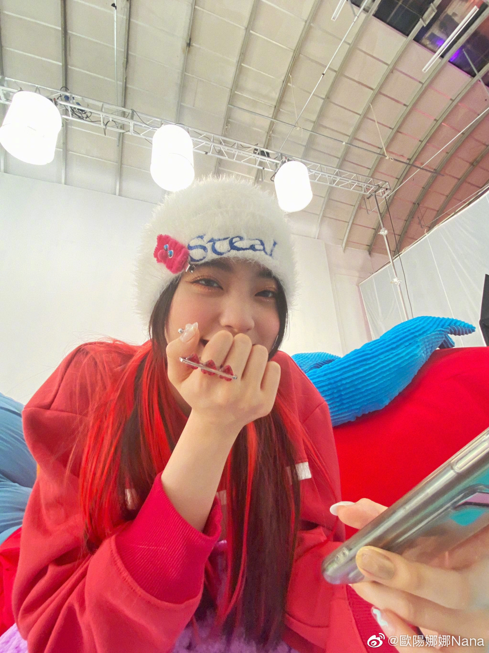 欧阳娜娜|欧阳娜娜美式复古新造型，红衣街头俏皮可爱！