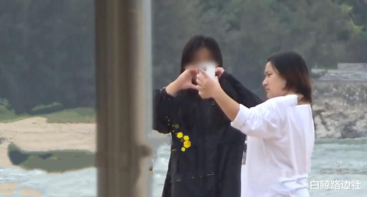 王诗龄|王岳伦携女儿到三亚度假！勾肩搭背感情好，王诗龄用沙子埋爸爸脚