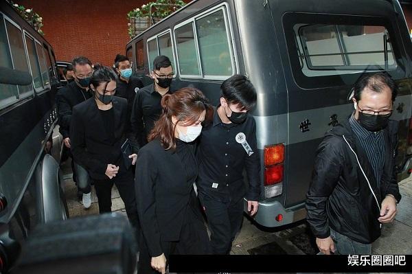 吴孟达|吴孟达遗体告别式！儿子随灵柩赶往火葬场，好友曝光最后聊天记录