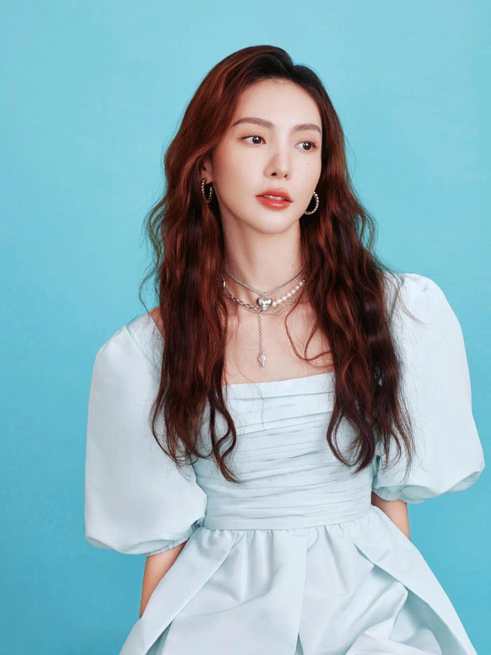 金晨|被嘲万年歪脸却成顶级大美人？颜值气质着实有料，不对称也有魅力