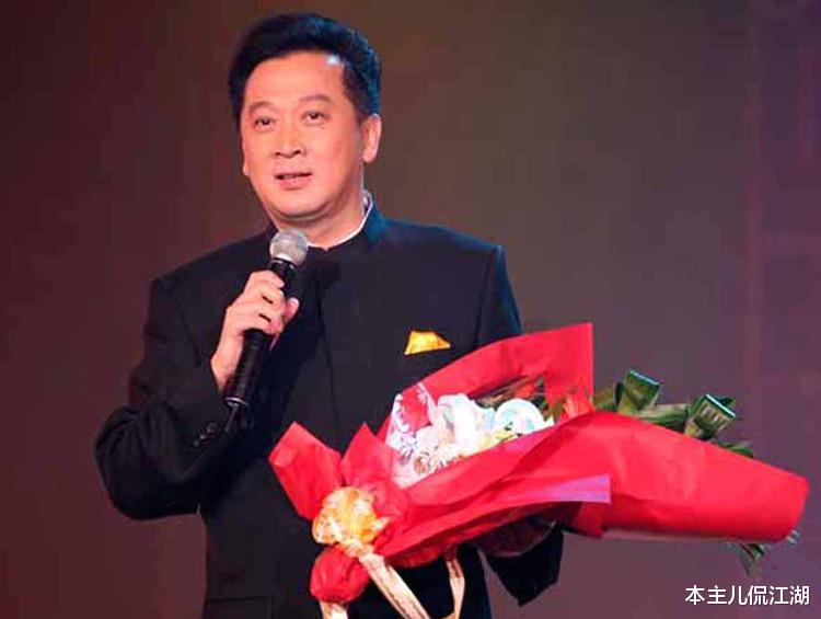 岳云鹏|28岁娶初恋，携手37年，前线慰问险被炸死，65岁的郁钧剑怎样了