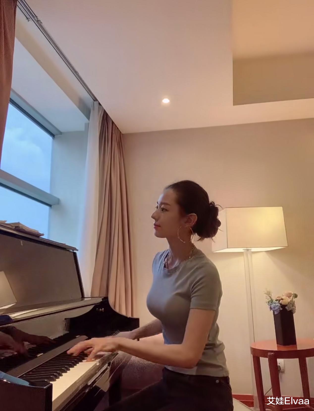艾娃Elvaa|吉娜纯素颜弹钢琴，穿灰色T恤侧颜太美，难怪郎朗舍得送DR钻戒