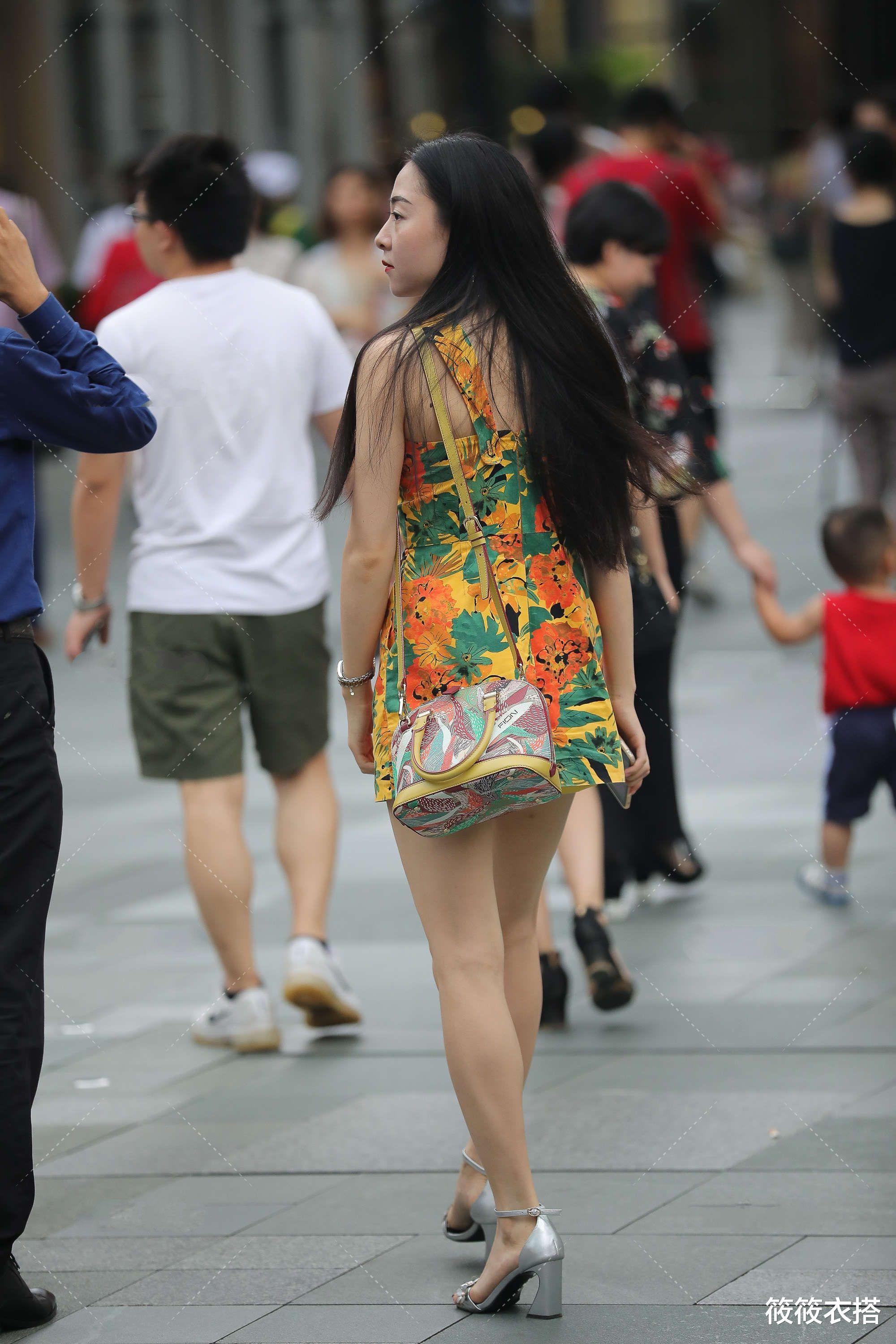 筱筱衣搭|一件黄绿相间的连衣裙，融入浪漫印花元素，彰显出优雅又灵动的气质
