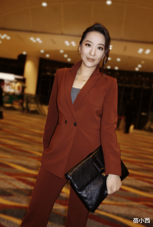 蓓小西|甄子丹的超模老婆身材顶呱呱,一袭挂脖开叉裙亮相,气质真搏眼球
