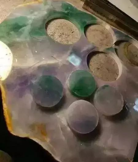 翡翠|视野丨1000万买下的翡翠毛料，一刀切出稀有的四色手镯！