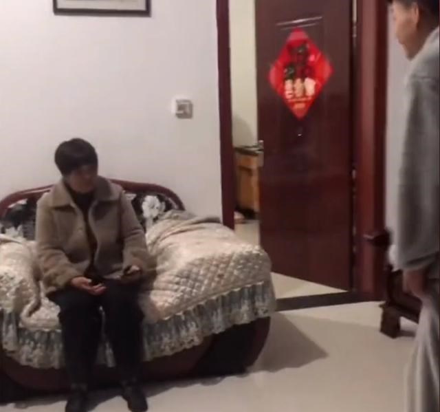 泪目!河南一男孩难得回家却又要离家而去,临行前跟母亲磕头告别