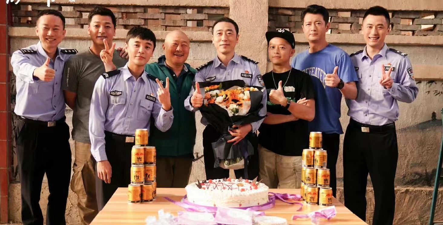 张若昀|张若昀新戏杀青照曝光,为角色瘦成了另一个人,大家能认出来吗?