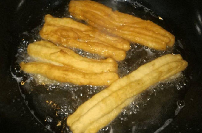 金兰中医学社|男性晨起后有4个“习惯”，肺或会“黑如焦炭”，1个不占，肺还算“轻松”