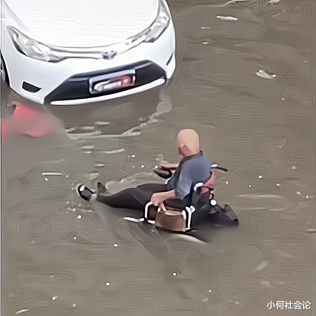 故意杀人罪 辽宁遭遇暴雨积水严重,大爷坐轮椅淡定前行,最后被众人抬上来