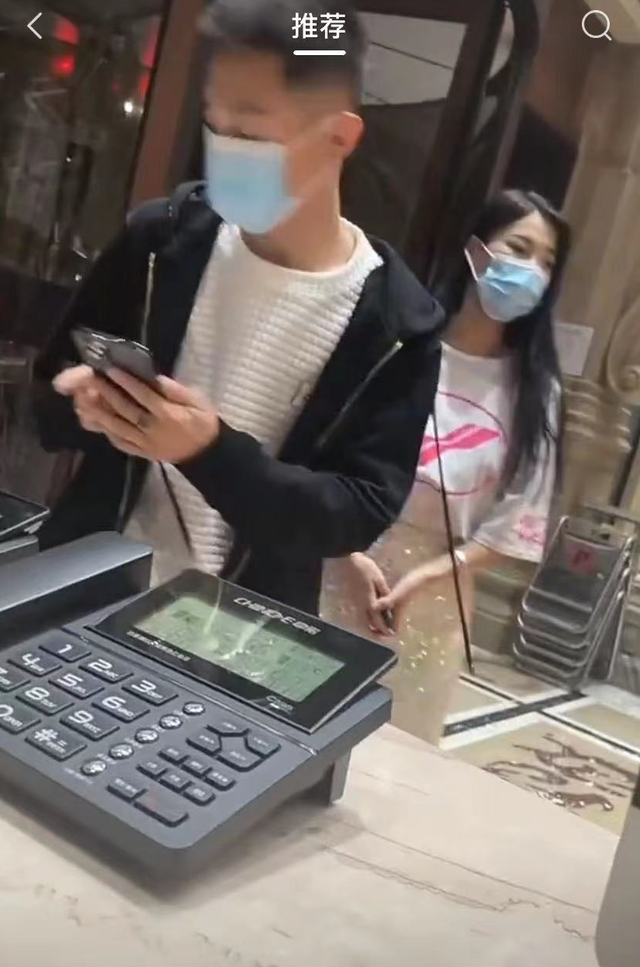 |3000万粉网红被曝婚内出轨！带美女开房画面曝光，原配痛哭回应