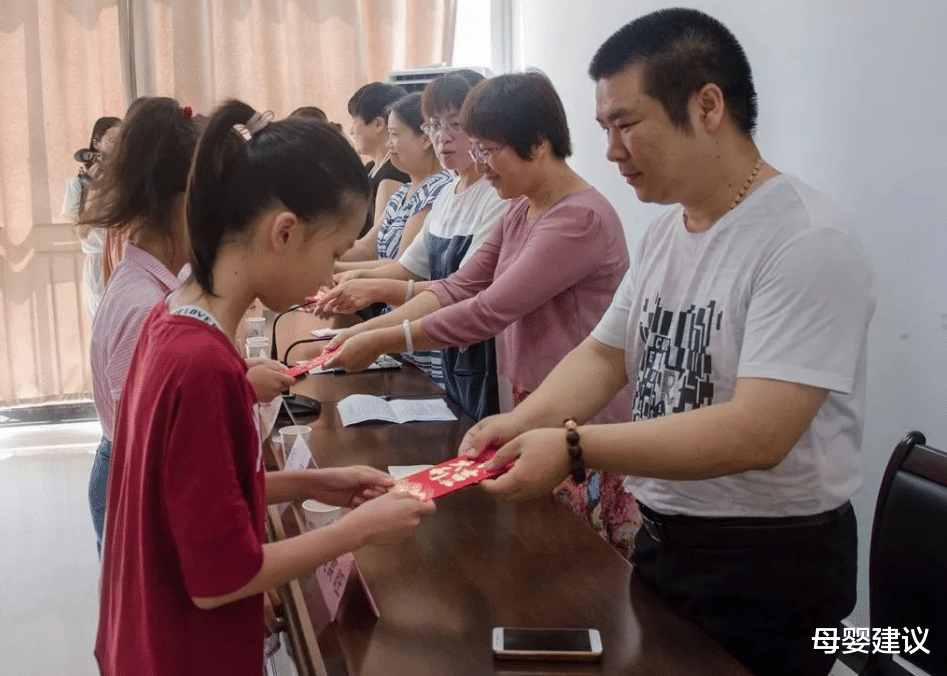 母婴建议|贫困生花3000元买运动鞋，被取消助学金，委屈表示：我也不总买