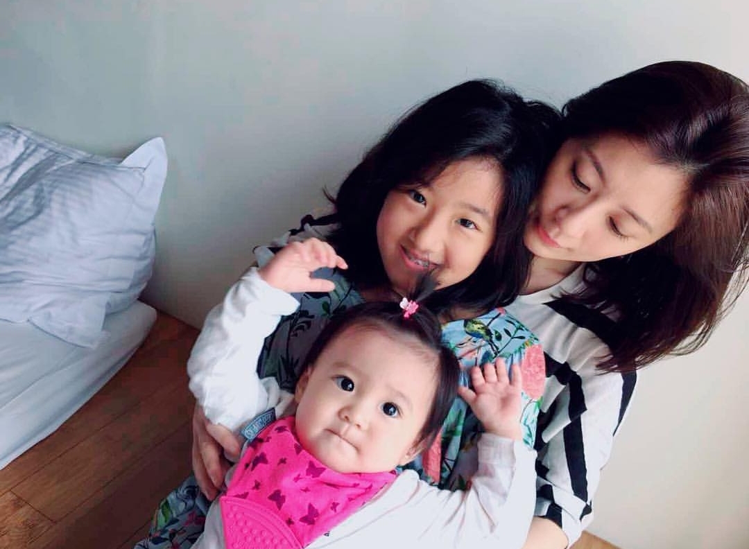 贾静雯|梧桐妹晒全家福身高已赶超贾静雯，咘咘波妞穿搭太老气，全靠颜值支撑