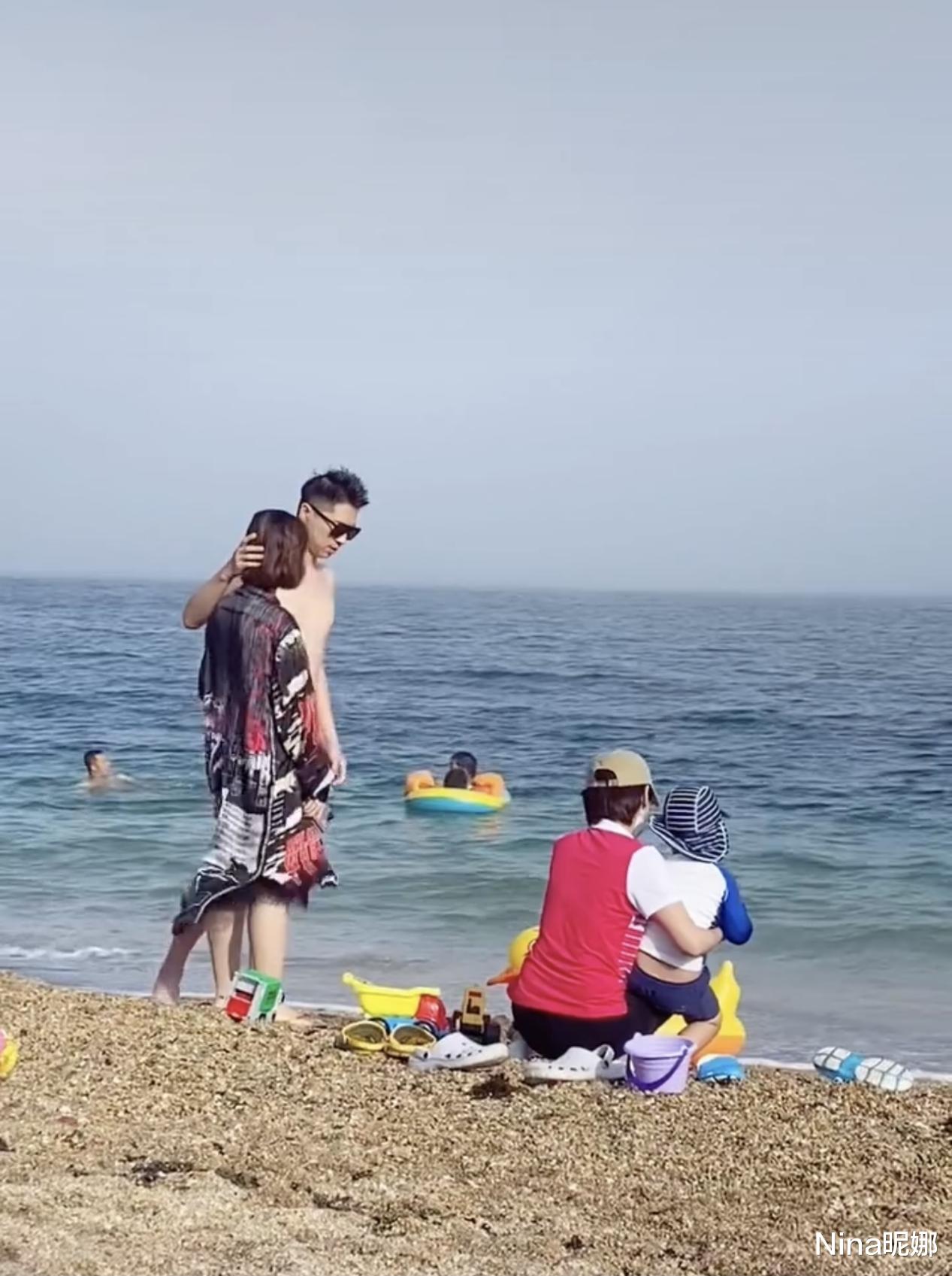 李小萌|李小萌罕见携老公度假被偷拍，穿薄纱长裙烫波浪卷，被老公摸头杀超腻歪