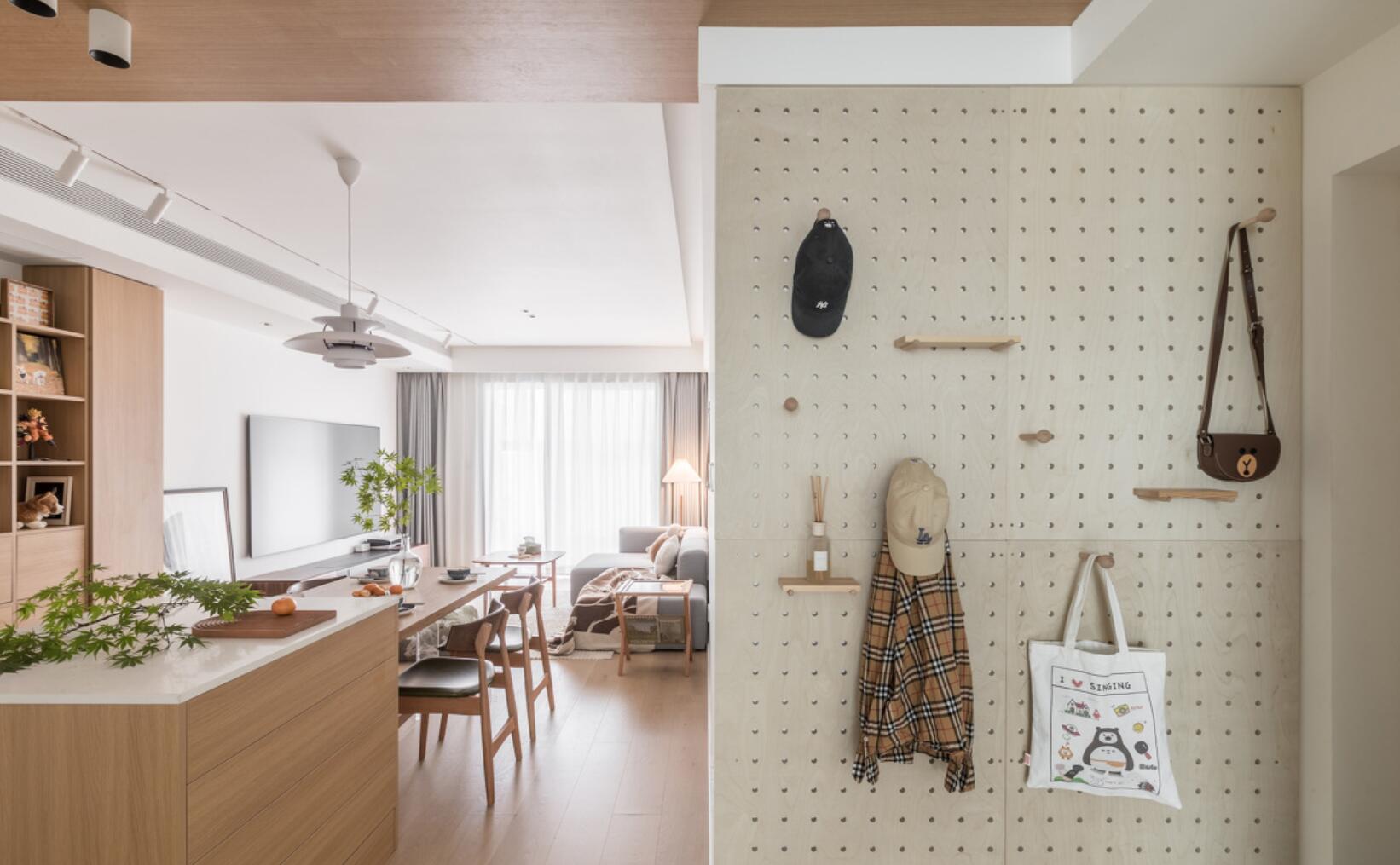 只是动了一面墙,就立马多出个衣帽间,这个布局思路真实用