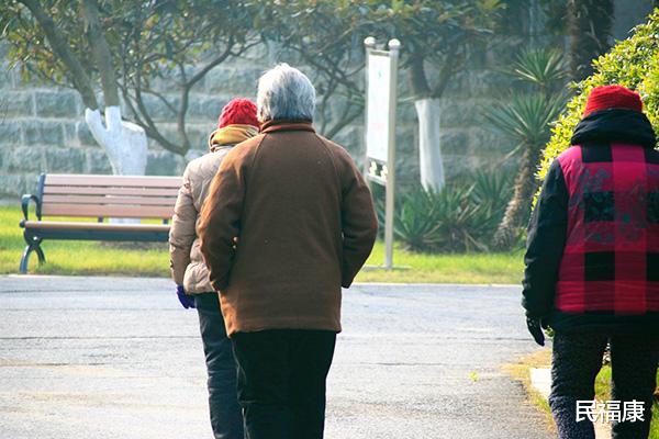 阿尔茨海默病|担心自己会得老年痴呆？3个习惯易增加老年痴呆发病率，尽量避开