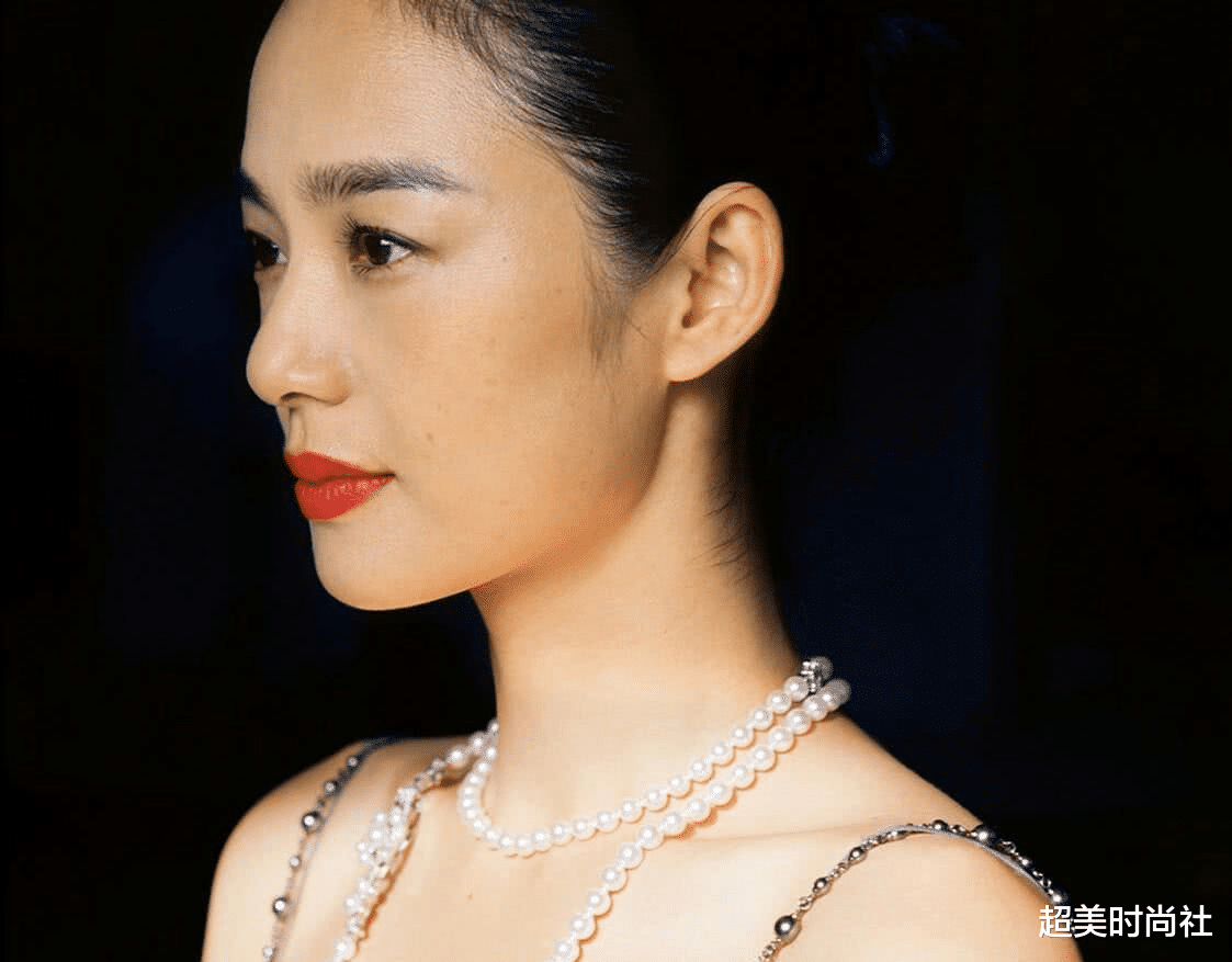 超美时尚社|周韵走红毯身边不见姜文，穿黑裙显气场强，43岁气质越来越好