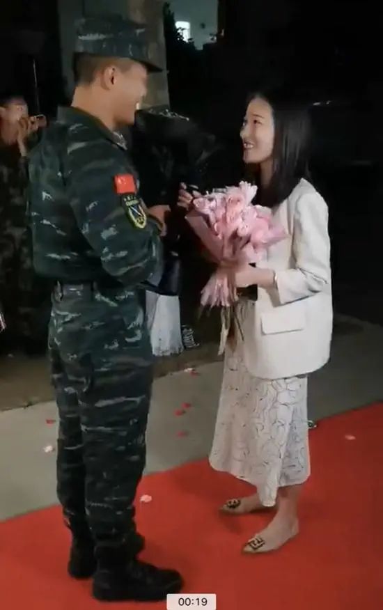 半岛晨报 太甜！武警求婚，隔壁消防员爬墙头围观