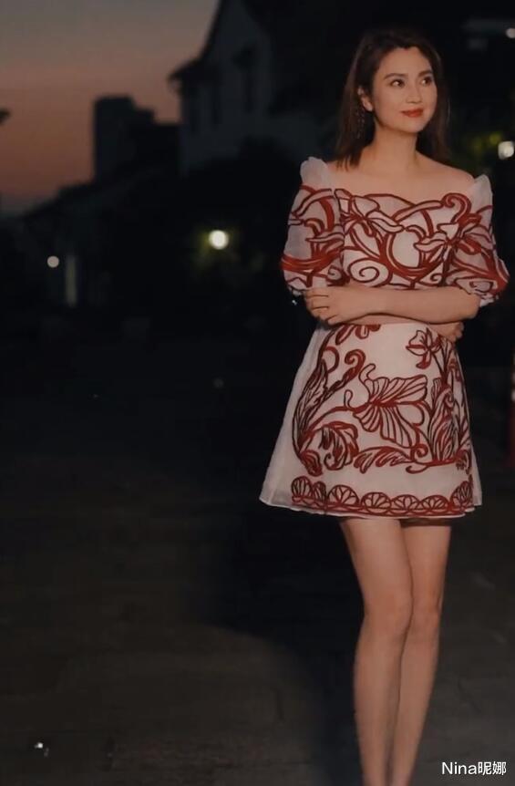 Nina昵娜 洪欣深夜独自遛弯!穿露肩裙秀好身材,三十年如一日真像吃了防腐剂
