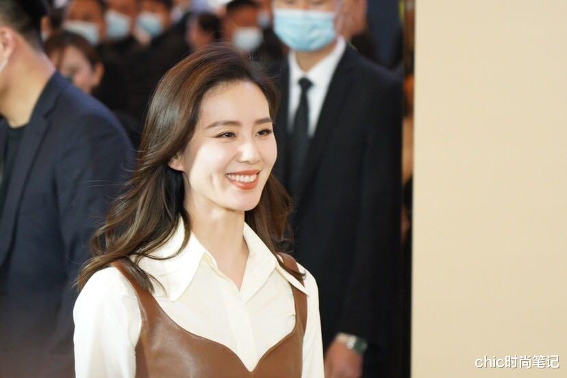 王小蒙|金晨脖子有14cm长,而我们却穿成无脖子星人?