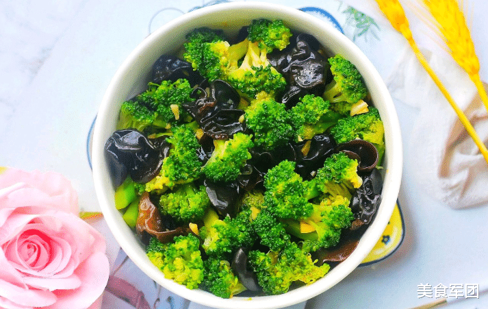 西兰花|夏天，吃它刮油甩赘肉，坚持1个月，水桶腰变成小细腰，人更美了