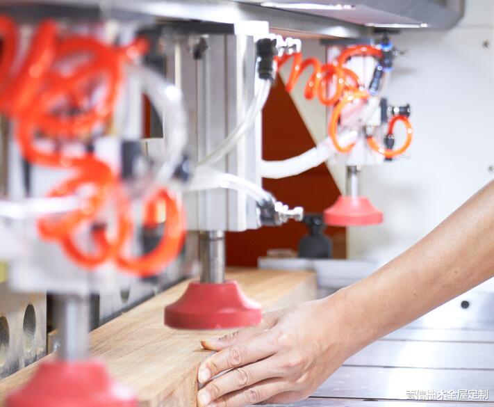 柚木家具厂小王教你怎么打螺丝