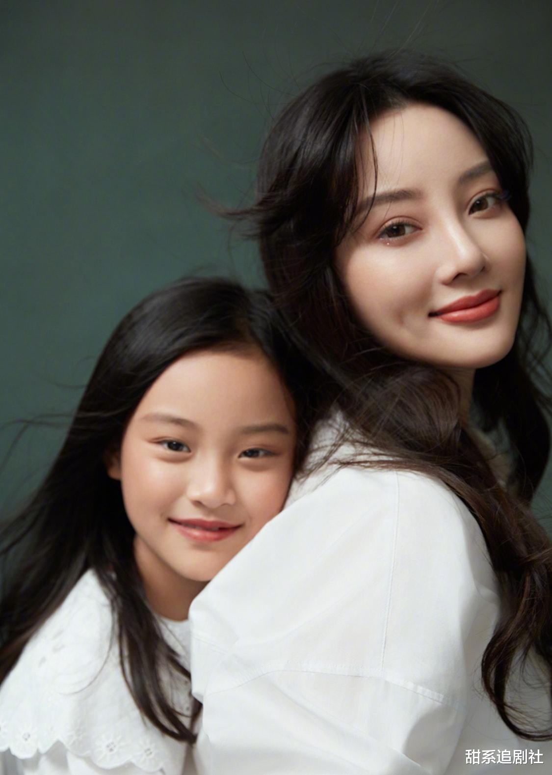 贾乃亮|贾乃亮否认复婚，甜馨“女大十八变”，母女装很抢镜！