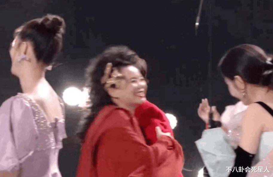 跨年晚会|跨年晚会的尴尬场面，沈梦辰想抱何炅被忽视，陈伟霆唱歌直发抖