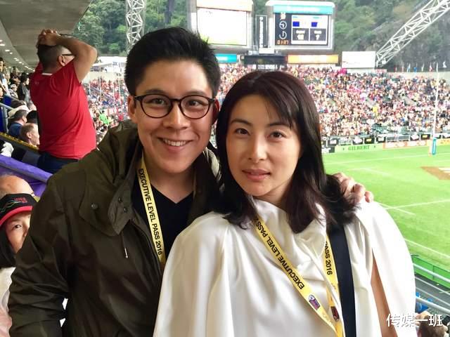 郭晶晶|霍启刚罕见晒出小女儿正面照，霍中妍依偎在母亲郭晶晶怀里很抢镜