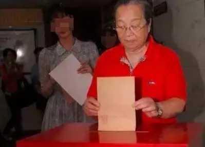 范丞丞|85岁李明启春晚彩排!大红围脖显精神,歪头打招呼很亲民