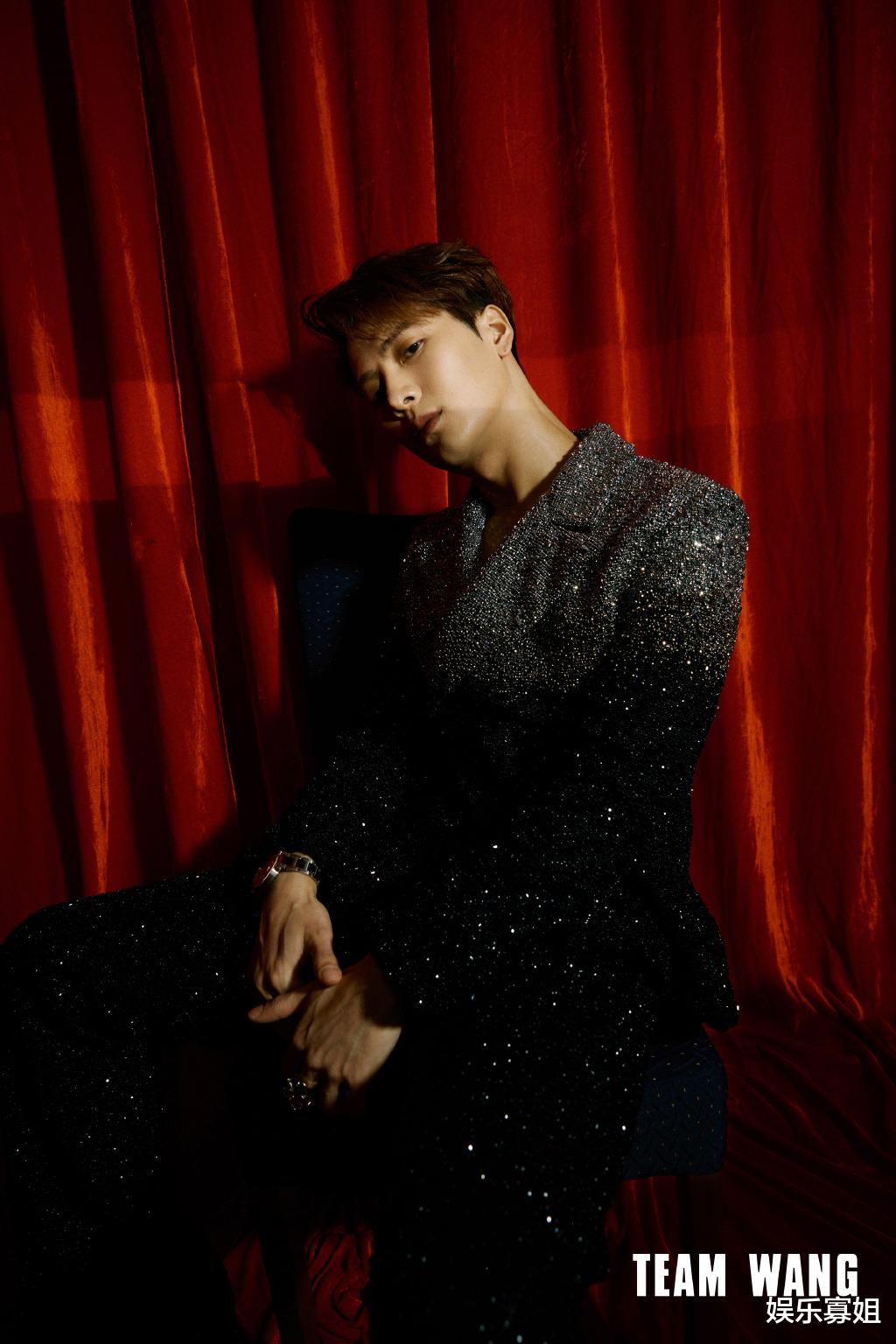 王嘉尔|王嘉尔的西装重40斤，仿佛把银河穿在身上，行走的璀璨星河