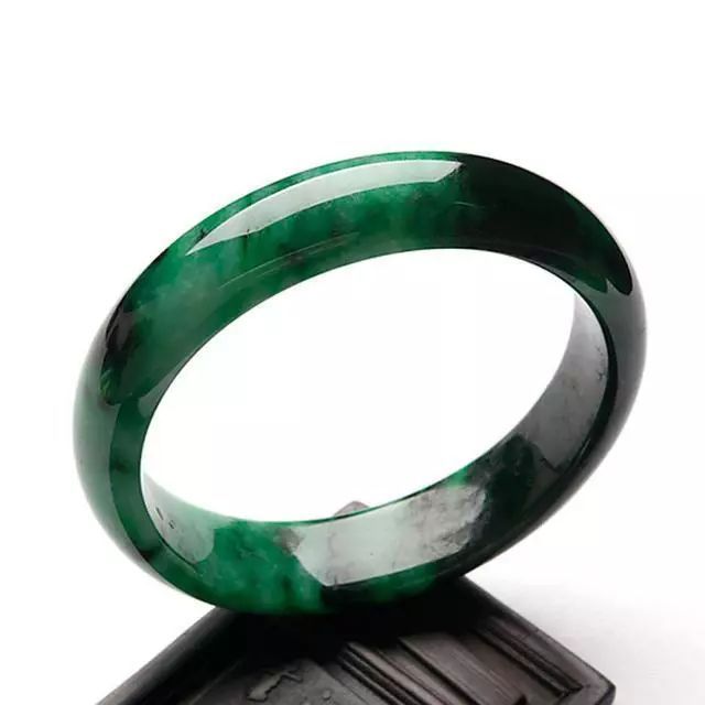 翡翠|藓加绿翡翠和干青种翡翠，哪个价值更高？