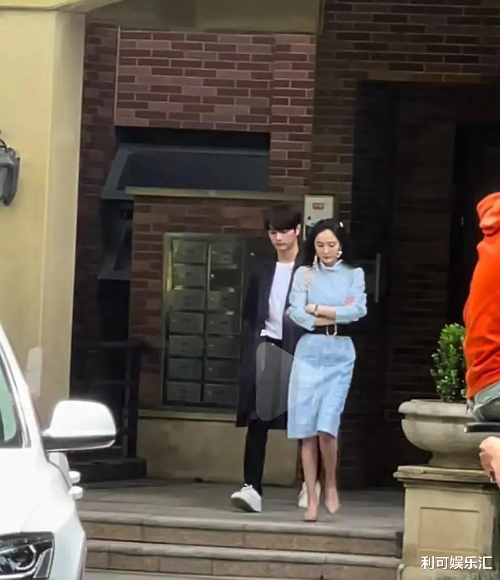 杨幂|杨幂现身某小区拍戏，造型老气与许凯毫无CP感，发际线再次被吐槽