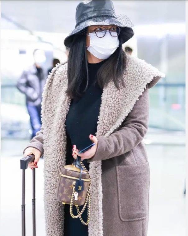 李湘|李湘正处在热恋期？从机场出来又跟男子住酒店，有说有笑氛围超好