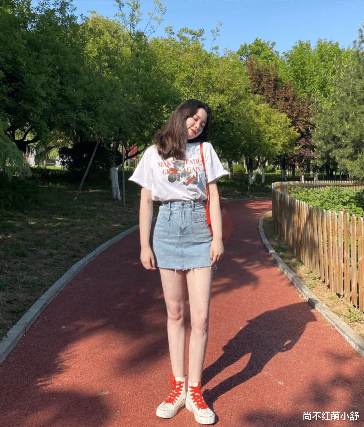 尚不红萌小舒|今夏的鞋子不用买太多，有这3双经典款足够了，实用百搭又时髦