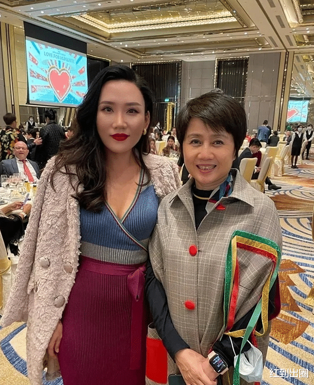 梁安琪|赌王四太梁安琪现身高级晚宴，气色红润状态佳，被两位男士围在中间