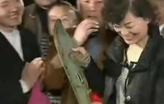 女子拿“绝世宝刀”去鉴宝,说愿意上交,专家:真不敢收
