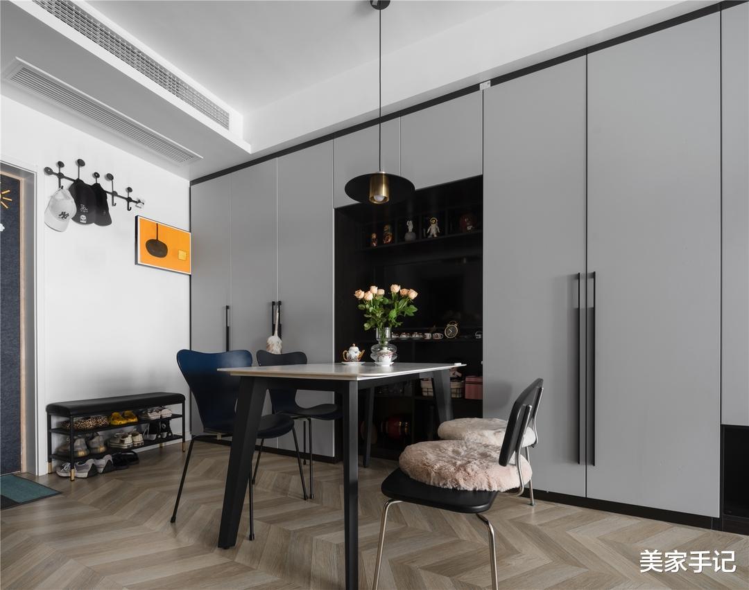 这位退休教师太有远见了,舍弃电视墙,全屋打满柜子,效果超高级!