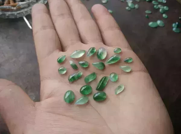 翡翠|看看他人是怎么做的，翡翠边角料，你还在傻呵呵的丢掉？