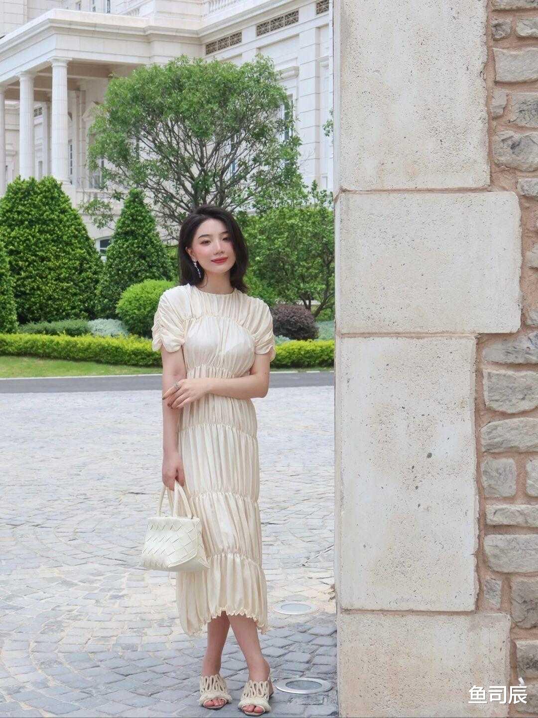 鱼司辰|今夏，女神都在这么穿，印花上衣搭配牛仔裤简约利落，美如初恋