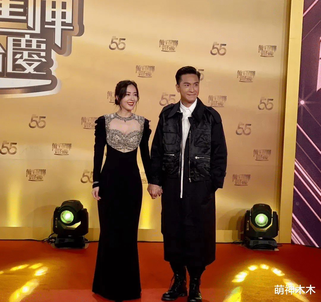 李现|TVB台庆像公司年会:明星造型怀旧被嘲土,王浩信搭蔡思贝走红毯