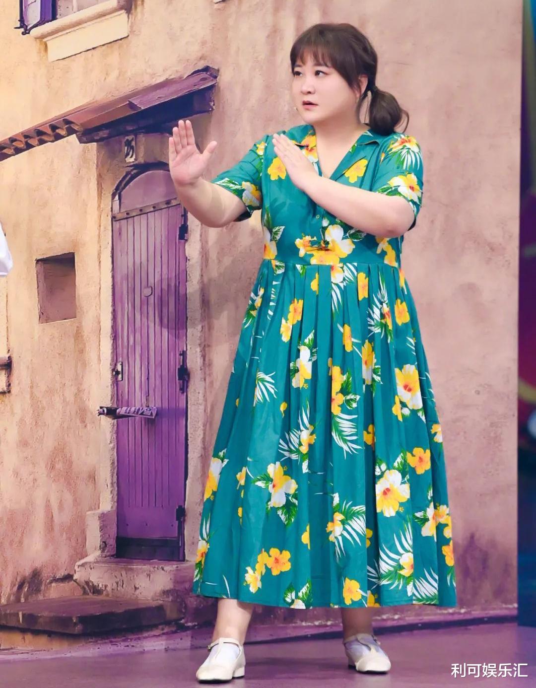 连衣裙|贾玲又胖了！与张小斐走红毯臃肿身材成焦点，网友担忧其健康问题