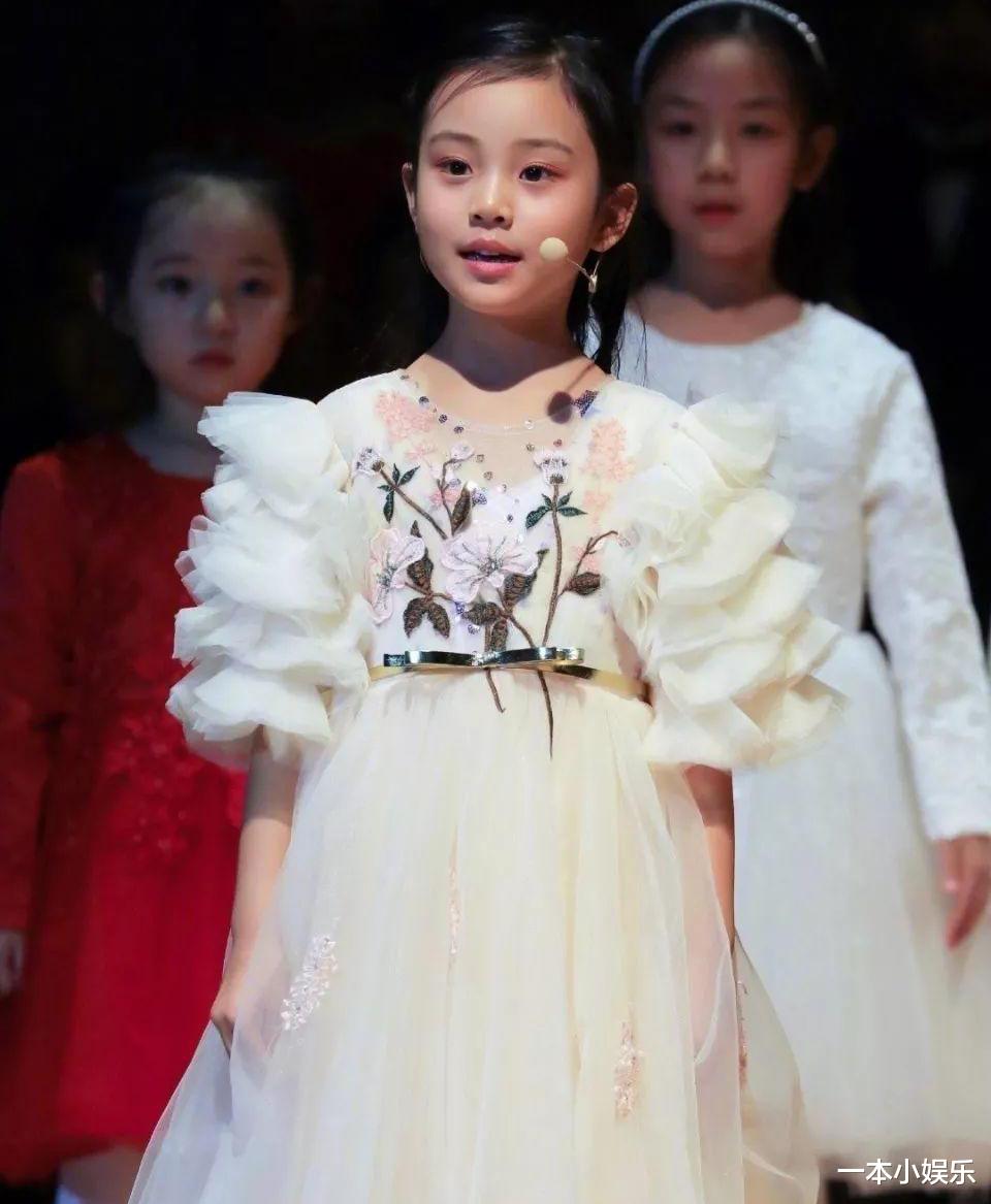 郭德纲|好妈妈人设崩塌！李小璐晒8岁女儿照片被骂惨：你怎么这样养孩子