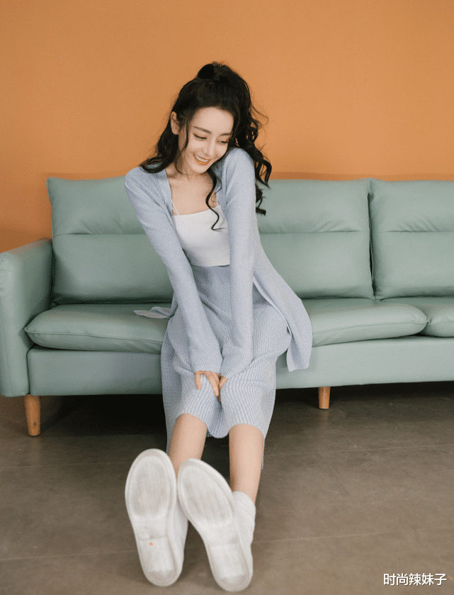 迪丽热巴|又被迪丽热巴的身材征服！穿丝绒裙秀凹凸感，这腿长得要命