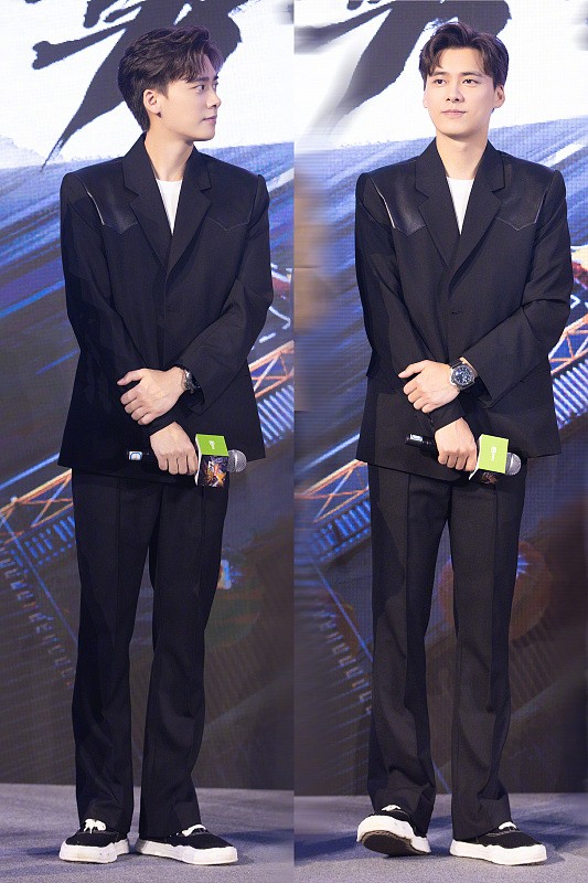 关晓彤|李易峰生图看着有点“富态”，穿黑色拼接西装帅气不减，挺高级